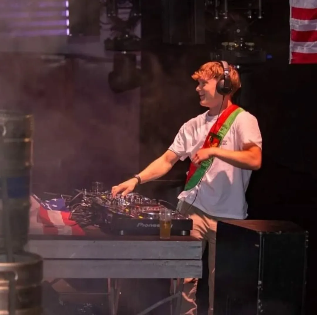 DJ V-Lux in actie