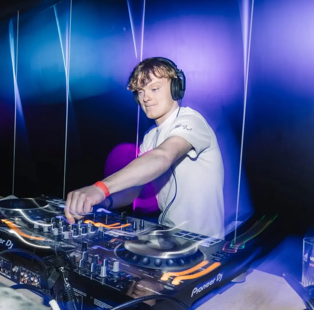 DJ V-Lux Hero Image