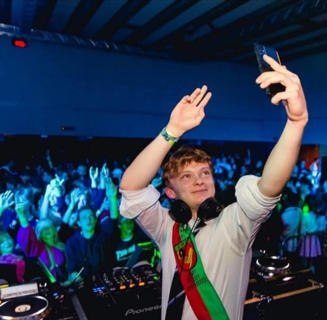 DJ V-Lux with crowd